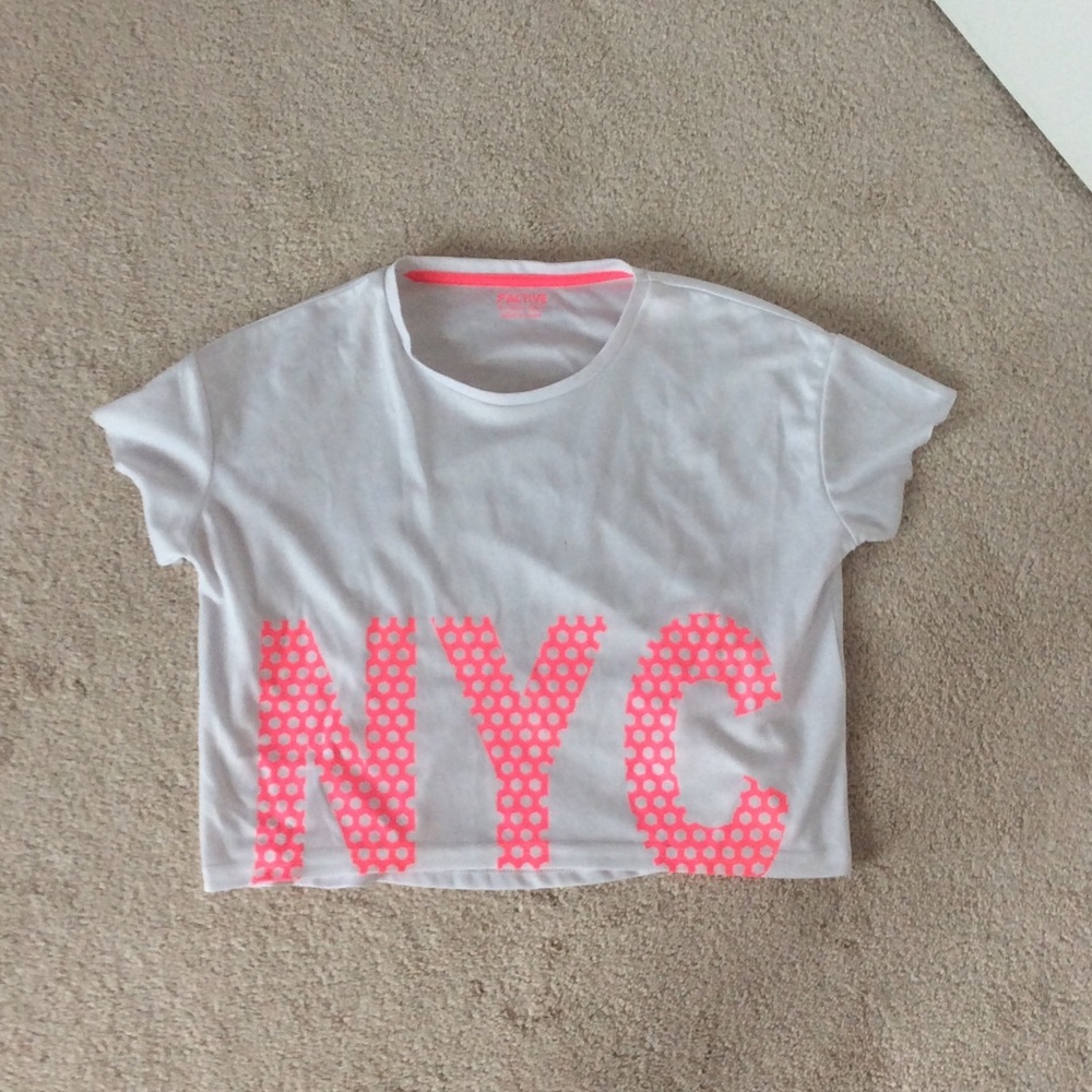 This is an adorable cropped t shirt